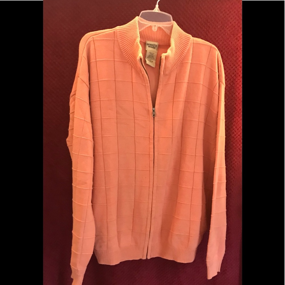 Men’s sweater with full length zipper and side pockets.